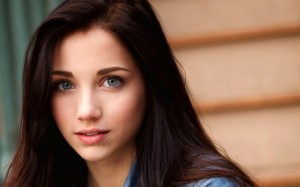 Create meme: cute girl, Emily Rudd hair, brunettes with blue eyes