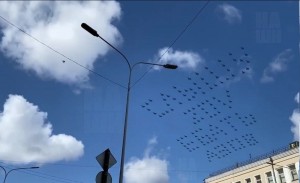 Создать мем: птицы, вк в воздухе в небе над липецкого пролетела, улица