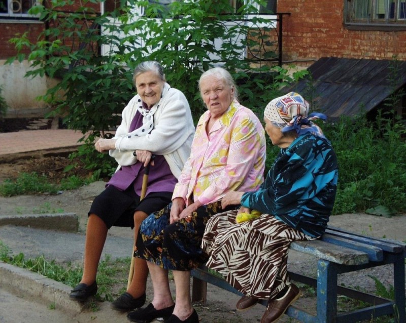 Create meme: grandmother on a bench at the entrance, dibs on the bench, old ladies on the bench