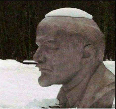 Создать мем: зима статуя ленина, человек, бюст ленин