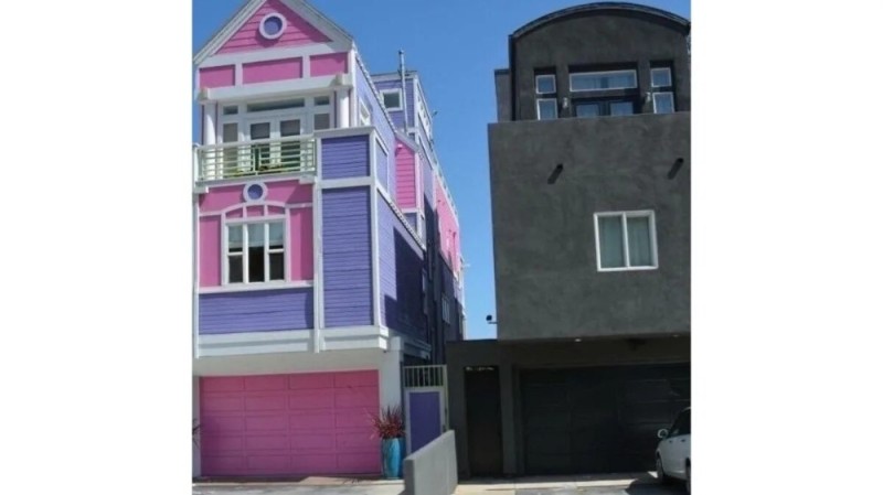 Create meme: pink and black house nearby, dream house pink, black and pink house