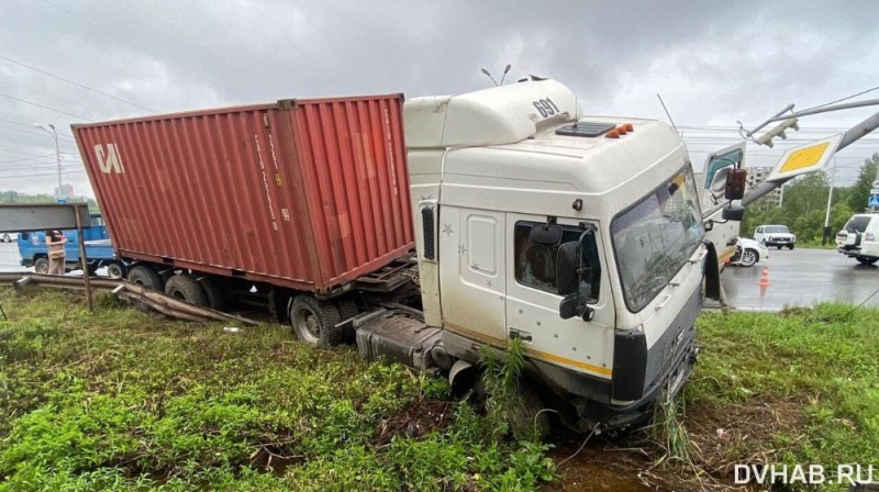 Create meme: MAZ 5440 with a semi-trailer container ship, accident on the Khabarovsk Komsomolsk highway, kamaz 5410 container ship