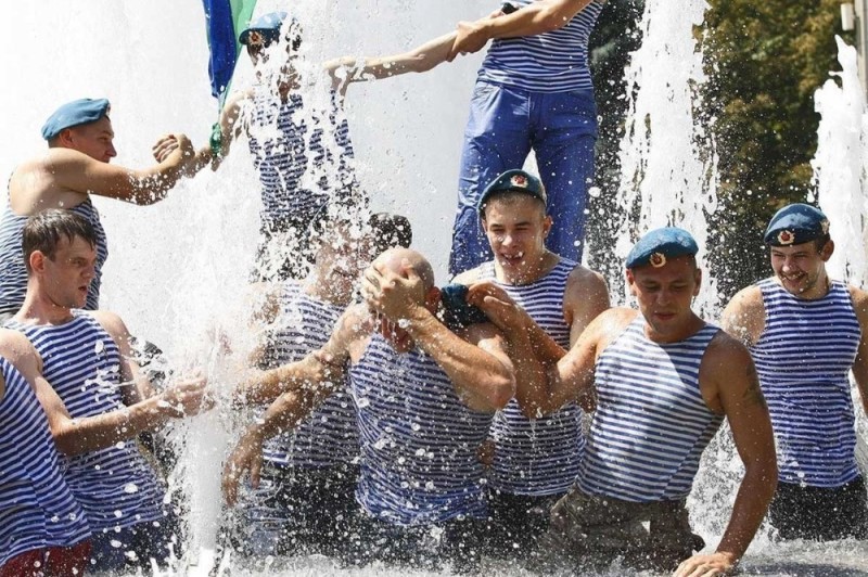 Create meme: airborne fountain, paratroopers in the fountain, airborne swimming in the fountain