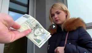 Создать мем: блондинка, public agent hot blonde gets a mouthful of cum, деньги