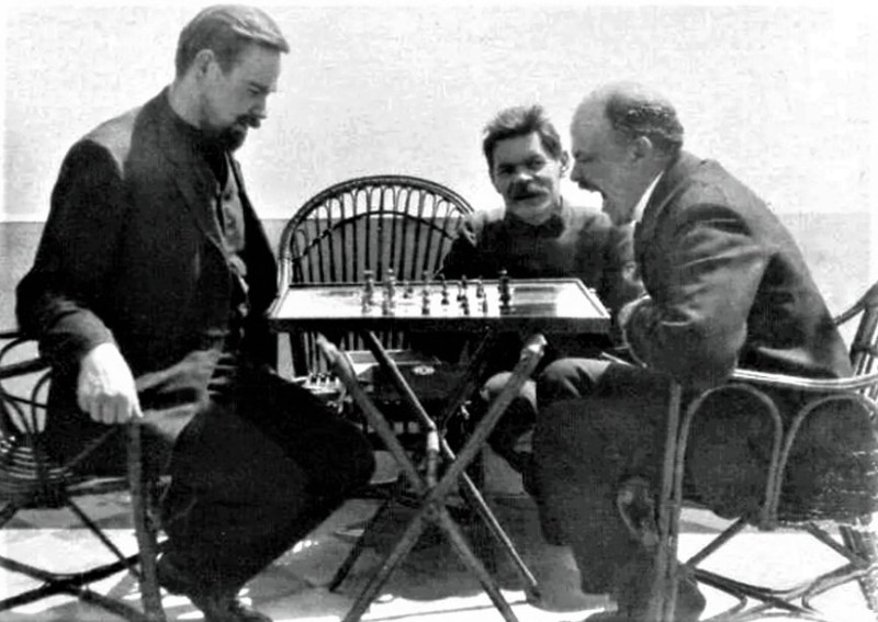 Создать мем: ленин горький шахматы, горький смотрит на играющего в шахматы ленина, богданов горький и ленин играют в шахматы 1908