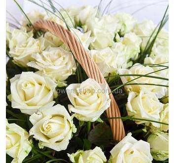 Create meme: basket of white roses, roses basket, bouquet of "25 white roses" avalange