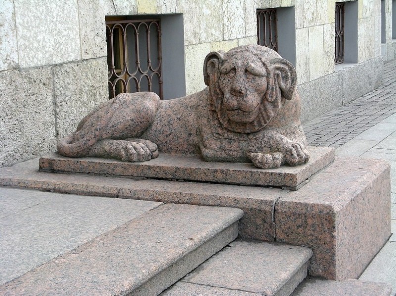 Create meme: granite lions of the english embankment St. petersburg, lions on the embankment in St. petersburg, lions at Laval's house on the Promenade des Anglais