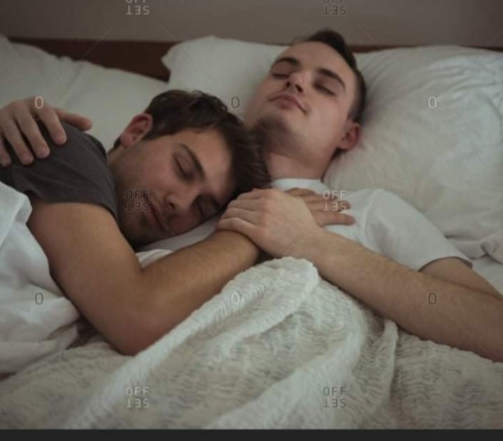 Создать мем: красивые парни твинки спят вместе в постели, парни спят в обнимку