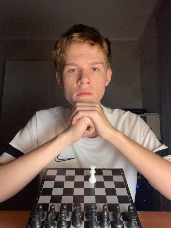 Создать мем: мальчик, человек, игра в шахматы