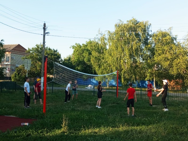 Создать мем: в селе, волейбол на траве, волейбол поле