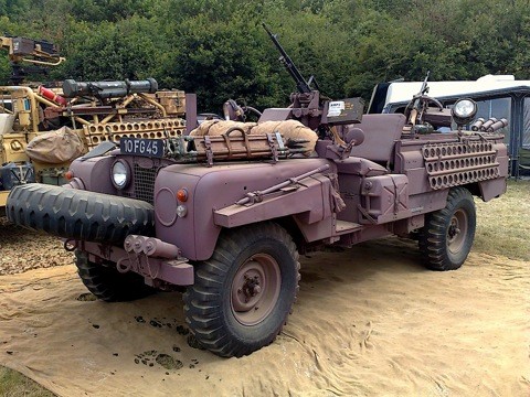 Создать мем: land rover, ленд ровер sas, land rover pink panther