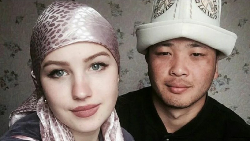 Create meme: woman , uzbek men, meeting of the bride