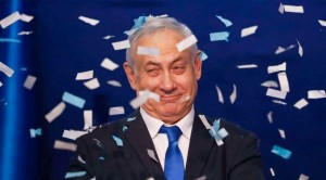 Создать мем: нетаньяху и петросян, телефон с камерой, министр израиля
