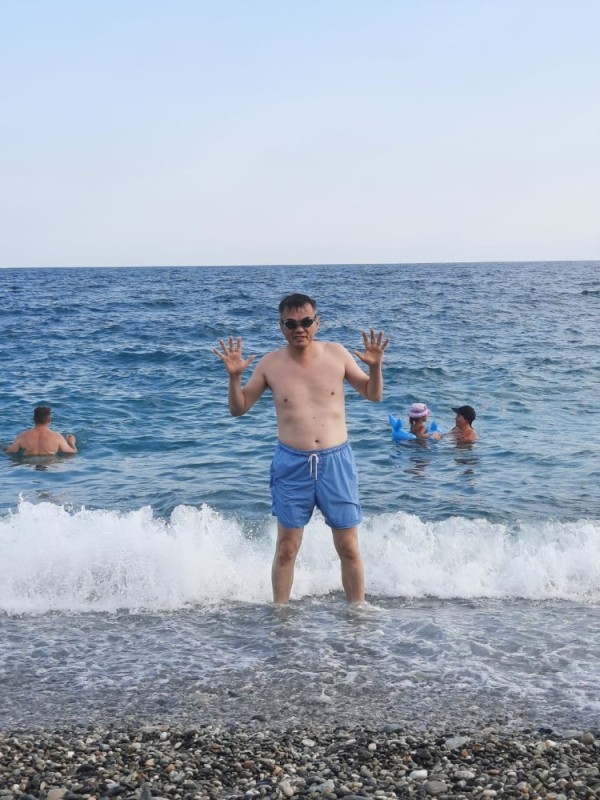 Create meme: male , sea Sochi beach, argo pitsunda beach