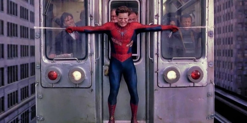 Создать мем: человек-паук, тоби магуайр человек паук поезд, человек паук поезд