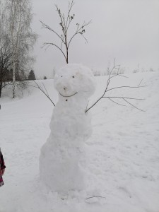 Создать мем: снеговичок, растаявший снеговик, взобрался снеговик на зимние качели