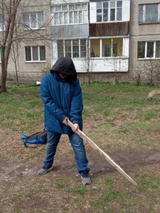 Создать мем: есинский сельсовет субботник, во дворе, убирают лопатой грязь