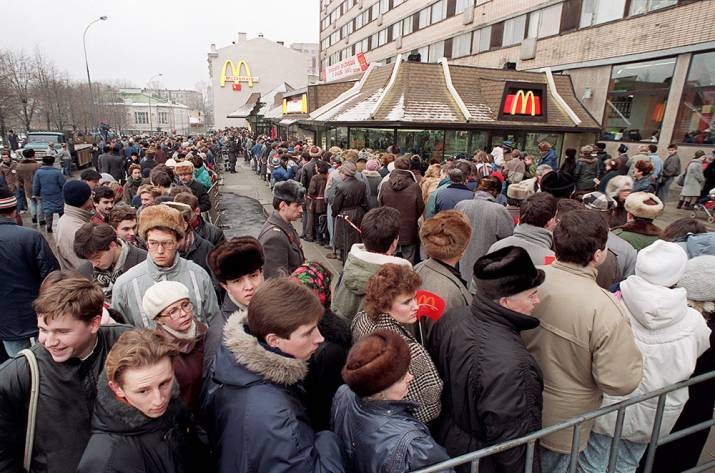 Создать мем: первый макдональдс в москве, открытие макдональдса в москве 1990, очередь в макдональдс 1990