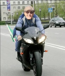 Создать мем: мужчина, человек, едет на мотоцикле
