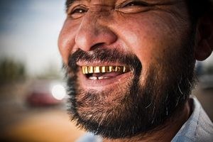 Создать мем: фото цыгана с золотыми зубами, золотые зубы
