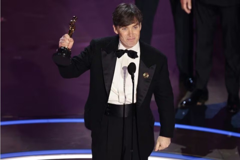 Создать мем: eddie redmayne оскар, eddie redmayne oscar 2015, награда оскар