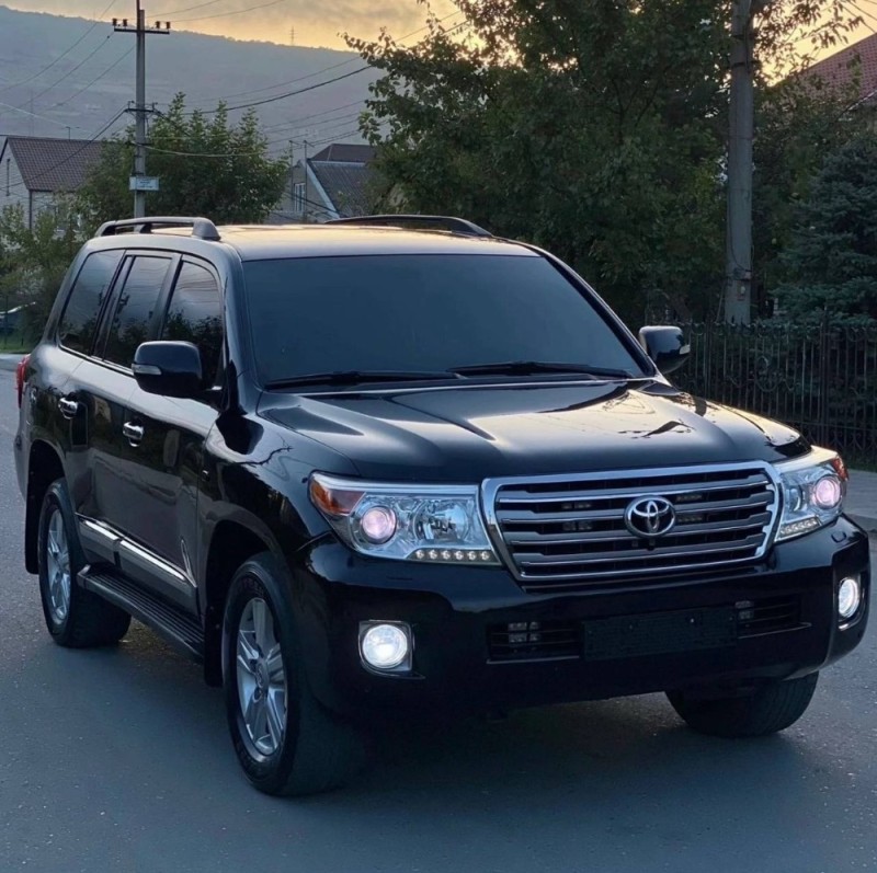 Create meme: land cruiser 2012, toyota land Cruiser black, Toyota land cruiser 200