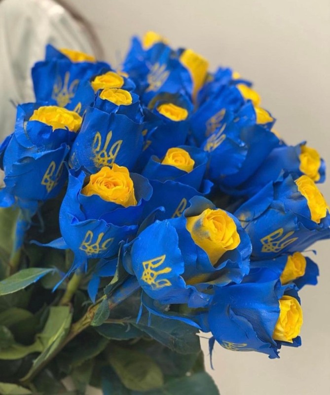 Create meme: blue roses ecuador, yellow and blue flowers, yellow and blue bouquet