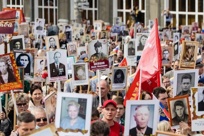 Создать мем: бессмертный полк москва, 9 мая бессмертный полк, шествие бессмертного полка