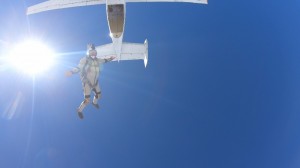 Создать мем: plane skydive, skydiver, прыжки