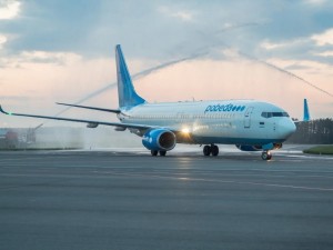 Создать мем: самолёт авиакомпании pobeda, boeing 737, boeing 737 800 победа