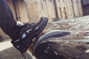 Создать мем: адидас раф симонс озвиго, nike air vapormax plus black, кроссовки модные