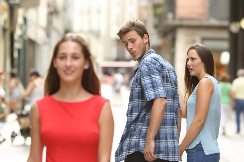 Создать мем: distracted boyfriend, парень оборачивается, мем неверный парень