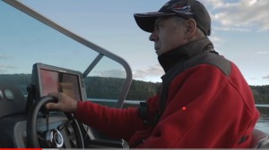 Создать мем: мужик с эхолотом, point 1 lowrance на катере, лоуренс hds carbon 9 нет связи с моторгайд