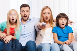 Создать мем: семья перед телеком, ноги, семья смотрит телевизор