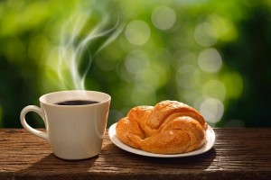 Создать мем: круассан, утренняя чашка кофе, картинки с добрым утром