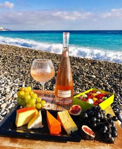 Создать мем: пикник на берегу моря, бутылка, море вино