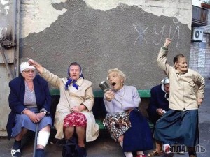 Create meme: the grandmother on the bench fotoebi, old ladies gossip photo fun, grandmother photos