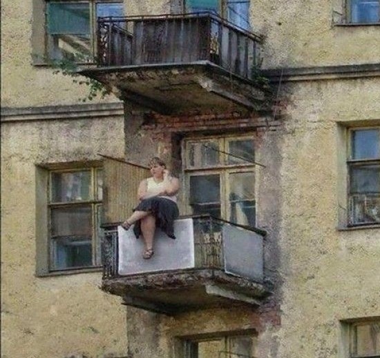 Создать мем: сидя на балконе, смешные балконы, на балкон