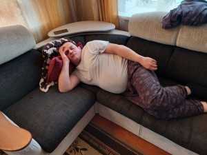 Создать мем: лежит на диване, мужчина, спящий человек на диване