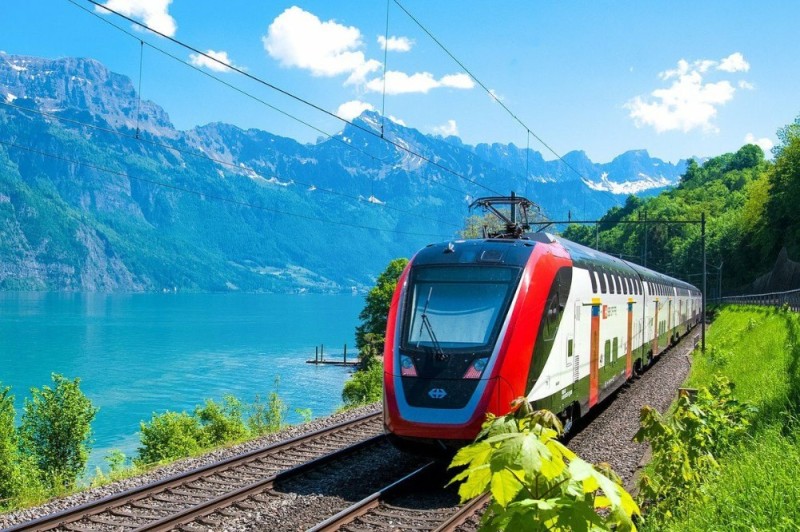 Создать мем: поезд красивый, поезд в швейцарии, швейцария интерлакен поезд