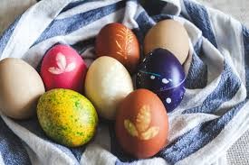 Создать мем: красить яйца паприкой, окрашивание яиц натуральными красителями, пасхальное яйцо покрашенное в белый цвет