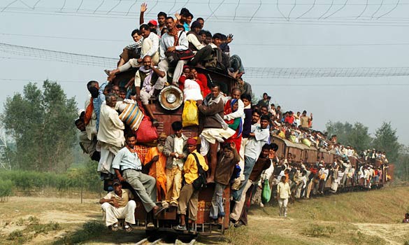 Индийский поезд с пассажирами фото
