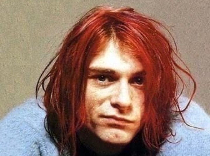 Курт кобейн с красными волосами фото