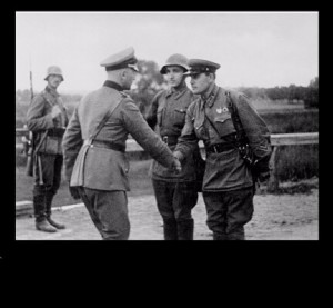 Создать мем: советский и немецкий офицеры допрашивают польского офицера, какие немцы бывают, советский и немецкий офицеры позируют