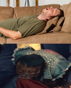 Создать мем: в комнате, пожилой мужчина спит на диване, мужик спит в кровати
