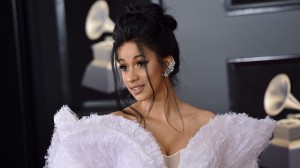 Создать мем: Девушка, карди би в свадебном платье, cardi b bartier cardi обложка