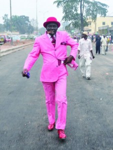 Создать мем: la sape конго, костюм розовый, африканские денди модники
