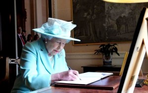 Создать мем: шляпа британская королева елизавета ii, queen elizabeth, британская королева елизавета 2