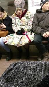 Создать мем: бабки в метро, ноги, люди в метро