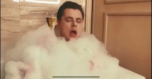 Создать мем: ванна, чендлер в ванной, человек
